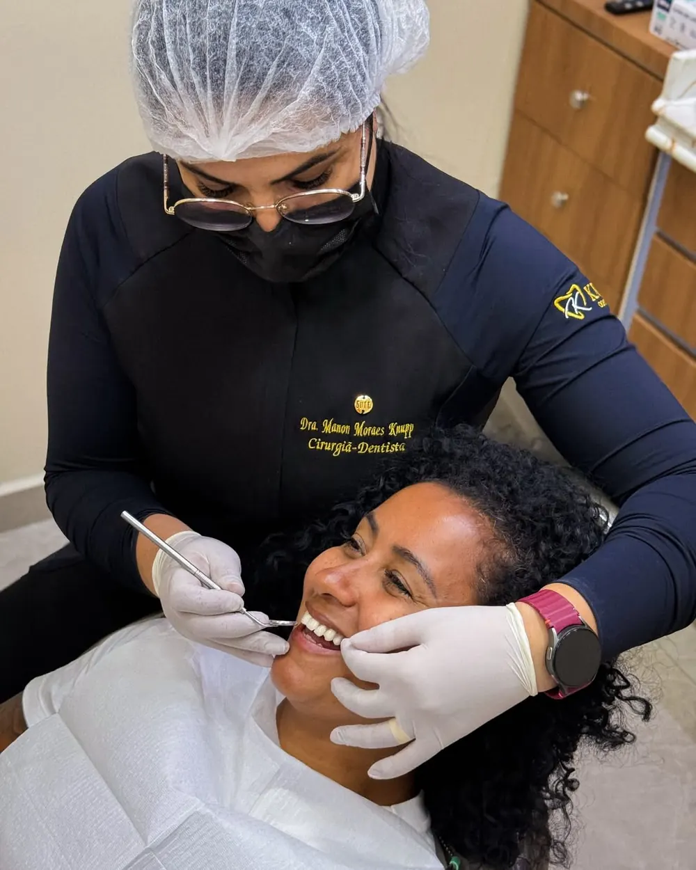 Paciente sorrindo durante avaliação com a Dra. Manon Knupp