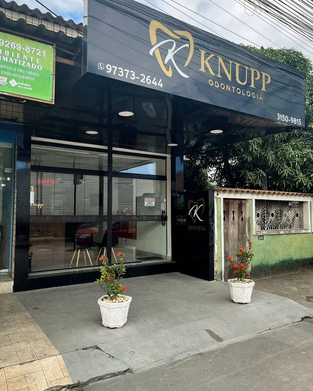 Fachada da Knupp Odontologia na Estrada Santa Eugênia, em Paciência, Rio de Janeiro