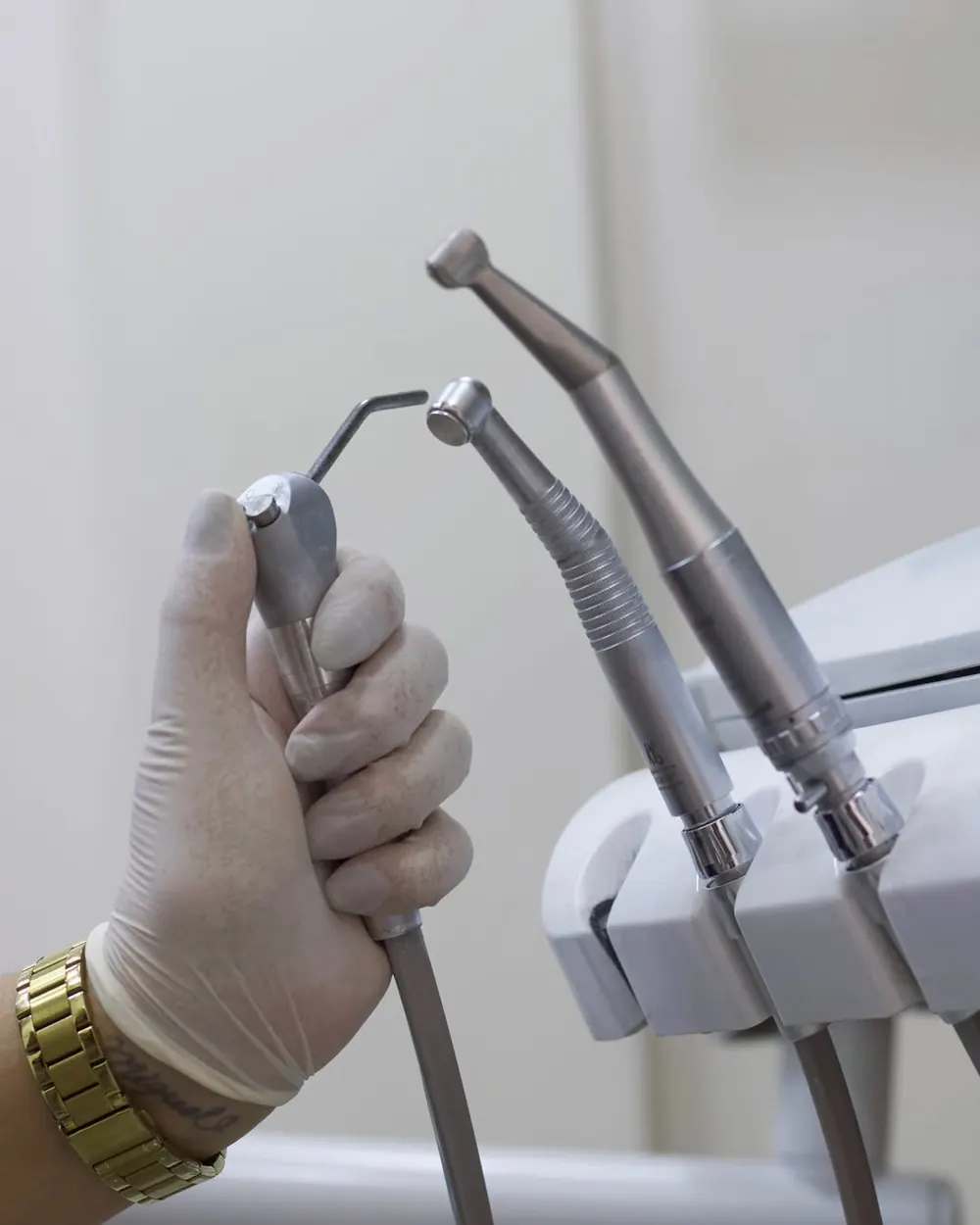 Instrumentos odontológicos do equipo da clínica